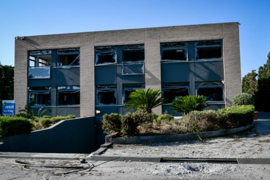 Έκρηξη έξω από γραφεία εταιρείας πετρελαιοειδών στη Βάρη