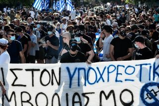Η χούντα των εμβολίων και Το κοριτσάκι με τα σπίρτα
