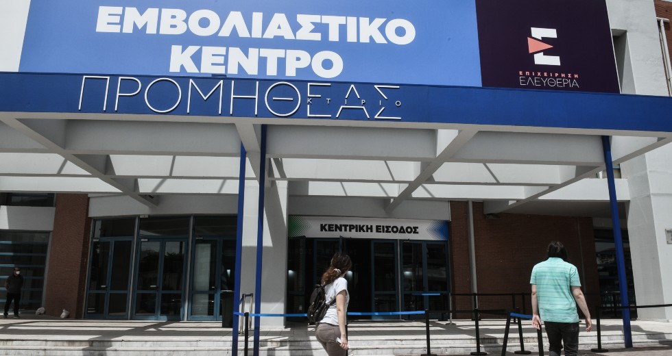 Γιατί η κυβέρνηση δεν μπορεί να «τραβήξει» στον εμβολιασμό