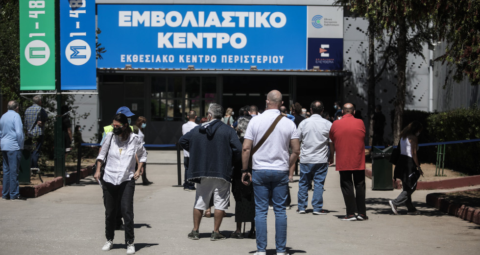 Οι εκβιασμοί και οι παλινωδίες δεν κρύβουν την πανδημία και την κυβερνητική αποτυχία