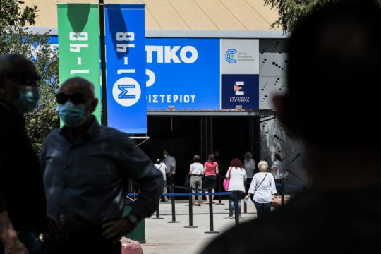 Έρευνα για την αποτελεσματικότητα Pfizer και AstraZeneca για τον κορονοϊό