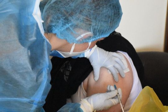 Η απουσία ήπιων παρενεργειών μετά από εμβόλιο mRNA δεν σημαίνει ότι δεν «δουλεύει»