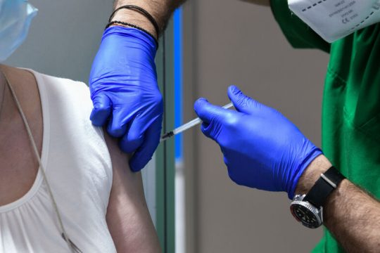 18.000 κρούσματα ημερησίως, αν δεν εμβολιαστεί το 62% του πληθυσμού ώς τα τέλη Αυγούστου
