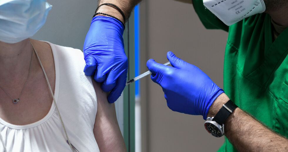 18.000 κρούσματα ημερησίως, αν δεν εμβολιαστεί το 62% του πληθυσμού ώς τα τέλη Αυγούστου