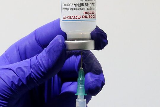 Έρευνα: Ισχυρά αντισώματα από εμβολιασμό πρώτα με AstraZeneca και μετά με Pfizer