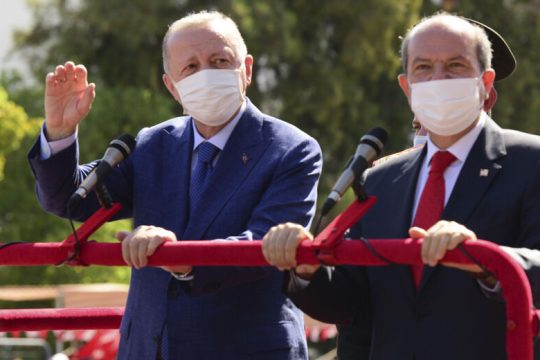 Επιστρέφει στη στρατηγική έντασης