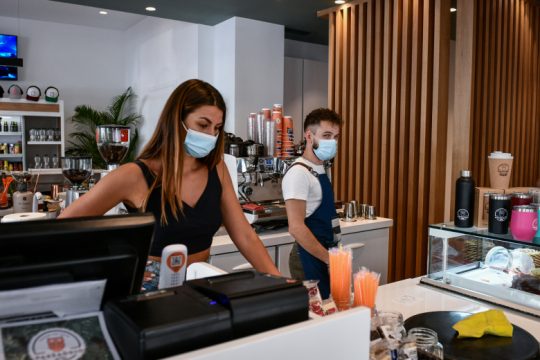 Από την τσέπη των ανεμβολίαστων εργαζομένων τα rapid test σε εστίαση – τουρισμό