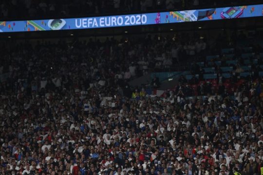 Προβληματισμός για τις εικόνες συνωστισμού στο Γουέμπλεϊ