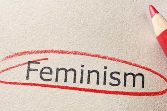 Φεμινιστικές συλλογικότητες στηρίζουν διπλωματική υπάλληλο