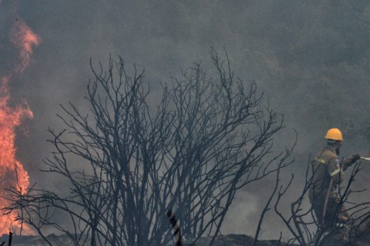 Σε ύφεση η φωτιά στην Κορινθία – Νέα προειδοποίηση από τη ΓΓΠΠ