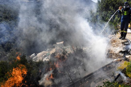 Ελπίδες στη φωτιά της Κορινθίας – Πυρκαγιές και σε Αργολίδα, Χαλκιδική, Εύβοια