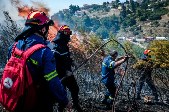 Καλύτερη η εικόνα από τις φωτιές – Μία σύλληψη – Μεγάλος και σήμερα ο κίνδυνος