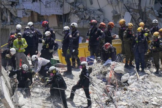 Φλόριντα: Κατεδαφίζουν ό,τι απέμεινε από το κτίριο που κατέρρευσε εν όψει κυκλώνα