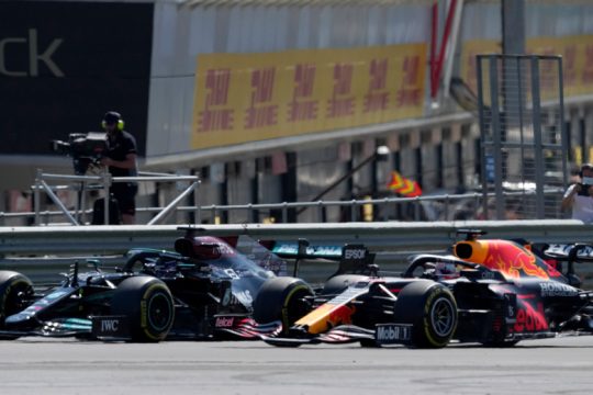 Σφοδρή σύγκρουση στη Formula 1 – Διεκόπη το Γκραν Πρι στη Βρετανία
