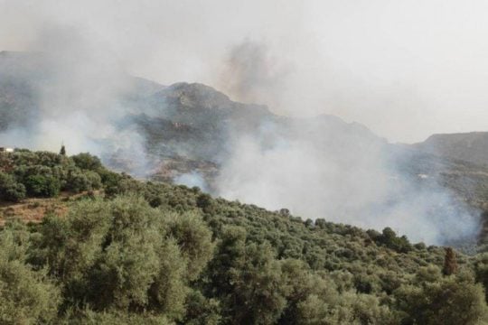 Χανιά: Σε ύφεση η φωτιά στο Σέλινο, χρειάστηκε να εκκενωθούν οικισμοί