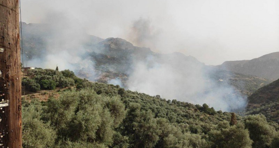 Χανιά: Σε ύφεση η φωτιά στο Σέλινο, χρειάστηκε να εκκενωθούν οικισμοί