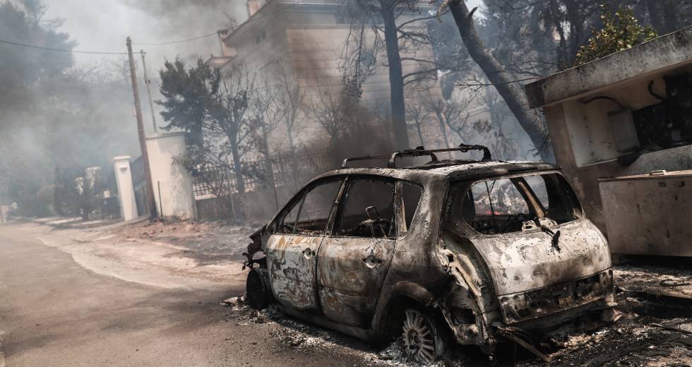 Σε ύφεση το πύρινο μέτωπο στη Σταμάτα, φόβοι για αναζωπυρώσεις