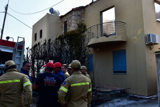 Κάηκαν σπίτια στην Αχαΐα, καλύτερη εικόνα σήμερα στα μέτωπα
