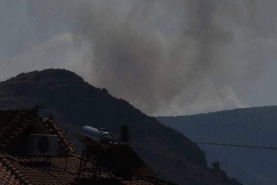 Εκκενώθηκε χωριό στην Επίδαυρο, «μάχη» με τις φλόγες και στη Χαλκίδα