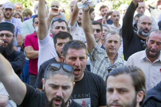 Καμεραμάν κατέληξε μετά από επίθεση ακροδεξιών σε αντί-Pride διαμαρτυρία