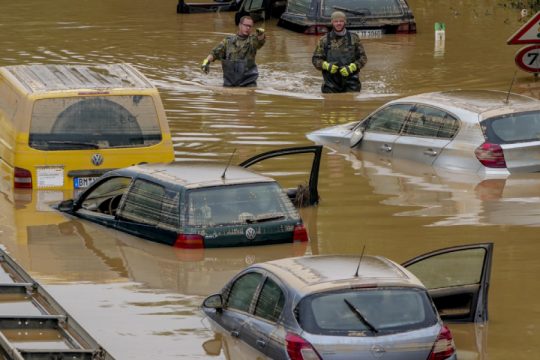 Γερμανία: Ο Σταϊνμάιερ εκφράζει τη θλίψη του για την καταστροφή και ο Λάσετ γελά