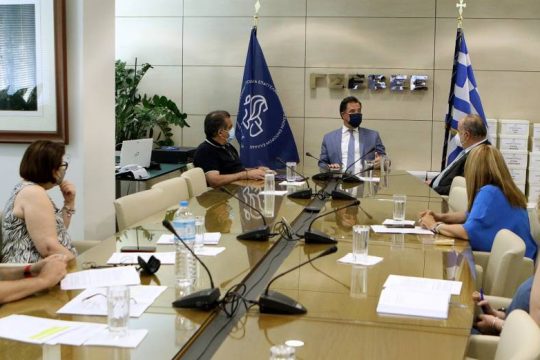 Αιχμές από ΓΣΕΒΕΕ σε Γεωργιάδη για τα μέτρα και τον υποχρεωτικό εμβολιασμό