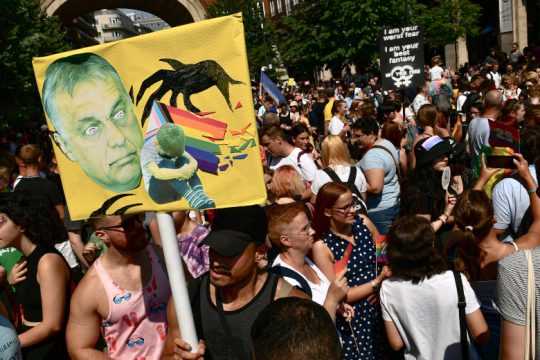 Pride: Χιλιάδες στη Βουδαπέστη έστειλαν ηχηρό μήνυμα στον ομοφοβικό Όρμπαν