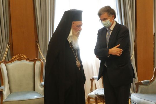 Η Εκκλησία αδειάζει τους ακραίους και συστήνει ελεύθερη επιλογή εμβολιασμού