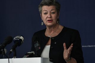 Προειδοποίηση Γιόχανσον για τις επαναπροωθήσεις
