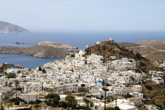 «Καμπανάκι» Χρυσοχοΐδη για πρόσθετα περιοριστικά μέτρα στην Ίο