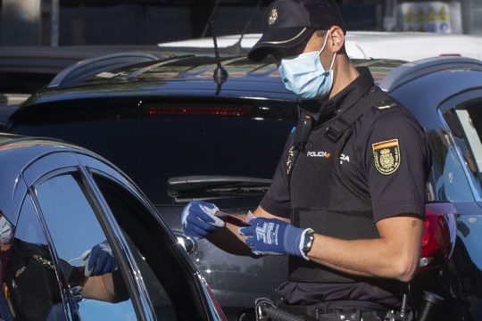 Κορονο…διχασμός στην Ισπανία, αντισυνταγματικός ο εγκλεισμός