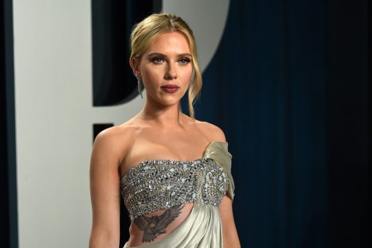 Η Σκάρλετ Γιόχανσον μήνυσε την Disney