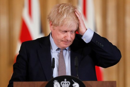 Σε καραντίνα μετά την κατακραυγή ο Μπόρις Τζόνσον και ο υπουργός Οικονομικών