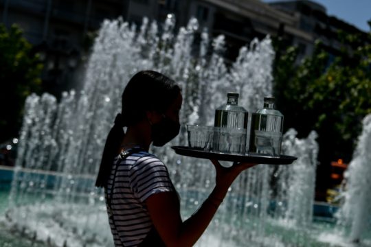 Μέτρα για τους εργαζόμενους λόγω καύσωνα προανήγγειλε ο Χαρδαλιάς