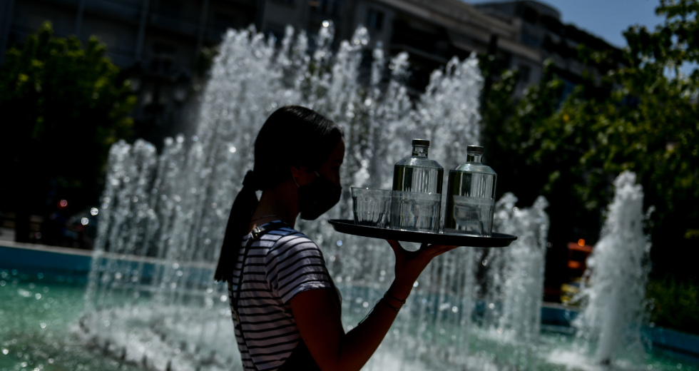 Μέτρα για τους εργαζόμενους λόγω καύσωνα προανήγγειλε ο Χαρδαλιάς