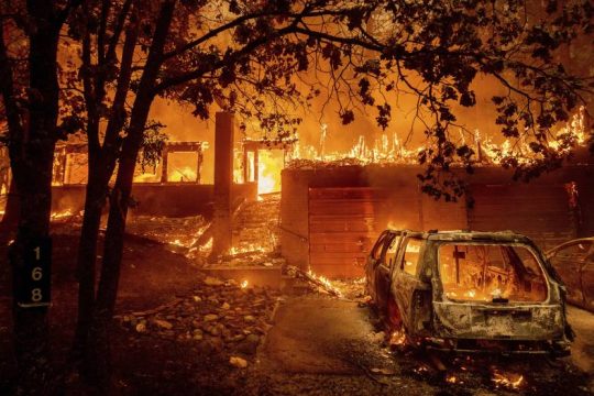 Στάχτη σπίτια στην Καλιφόρνια και 1,5 εκατ. στρέμματα σε όλες τις ΗΠΑ