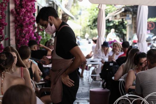 «Καθίζουν» τους όρθιους από αύριο – Τα τσουχτερά πρόστιμα