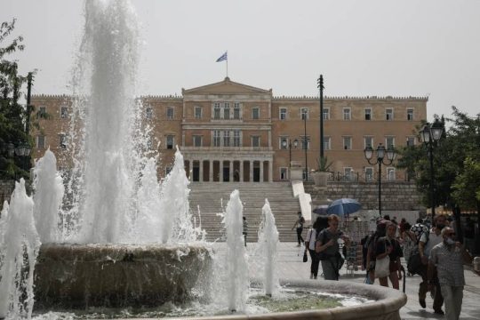 Κυβερνητικές ειρωνείες για την ανησυχία Τσίπρα για τον καύσωνα