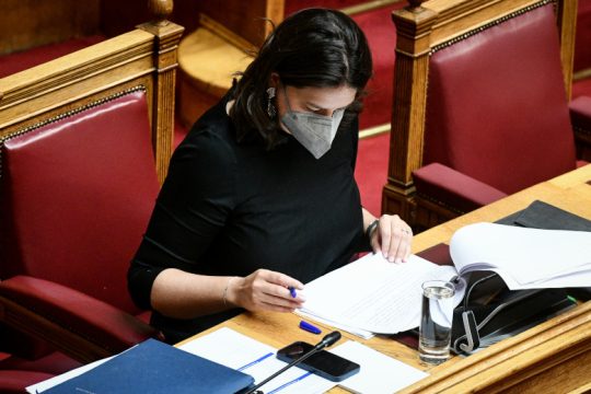 Live η σύγκρουση για το νομοσχέδιο Κεραμέως στη Βουλή