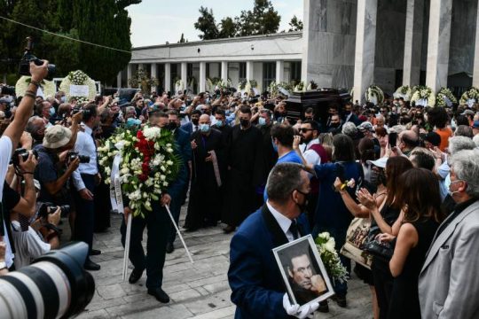Συγκίνηση στο τελευταίο αντίο στον Τόλη Βοσκόπουλο