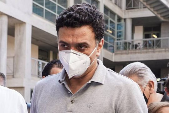 Αναζητούν χείρα βοηθείας στην… Ιερά Σύνοδο για να πείσουν τους ανεμβολίαστους