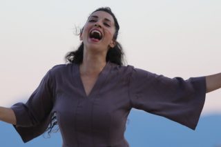 Ρηνιώ Κυριαζή: «Έχω ανάγκη για μια δυναμική κίνηση προς τη γυναικεία μας φύση»