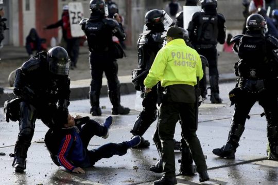 Δικαιοσύνη ζητούν χιλιάδες διαδηλωτές σε όλη την Κολομβία