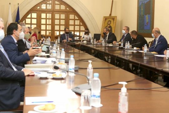 Πυρετώδεις πολιτικές διαβουλεύσεις