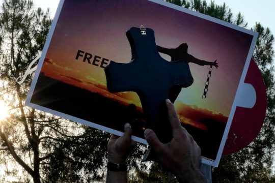 Πέντε συλλήψεις και πολλές αντιδράσεις για τα πρωτοφανή επεισόδια στην Κύπρο