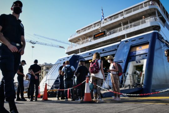 Το Λιμενικό αναλαμβάνει τους ελέγχους επιβατών στα πλοία