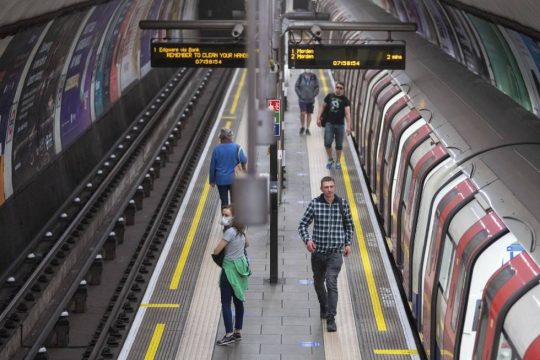 Covid-19: Βρετανικά νοσοκομεία ακυρώνουν πάλι χειρουργεία λόγω της έξαρσης