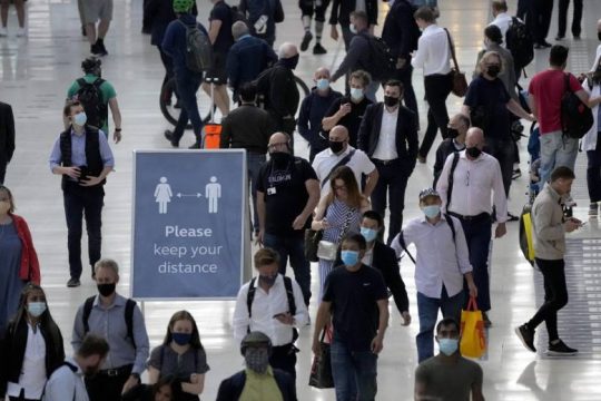 Το άνοιγμα της Αγγλίας είναι απειλή για τον κόσμο, λένε 1.200 επιστήμονες