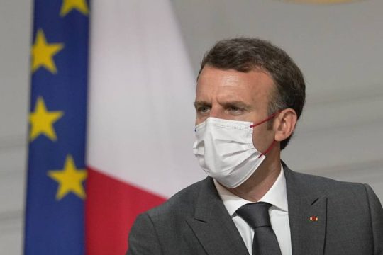 Υποχρεωτικό εμβολιασμό υγειονομικών ανακοίνωσε ο Μακρόν στη Γαλλία