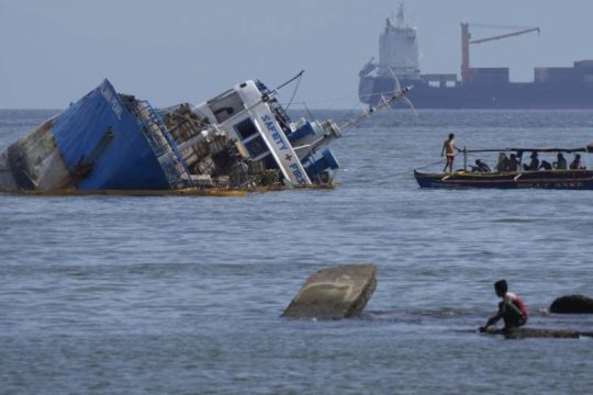 Εγκαταλείπουν κατά χιλιάδες τη Μανίλα μετά από μέρες βροχής